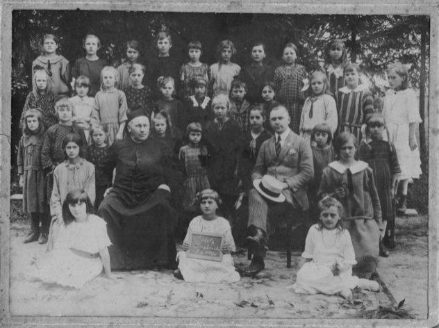 Pierwsze zdjęcie pochodzi z roku szkolnego 1924/1925 i przedstawia wszystkich uczniów z małej miejscowości Srebrniki, obecnie znajdującej się w powiecie golubsko-dobrzyńskim, fot. J. Nowak