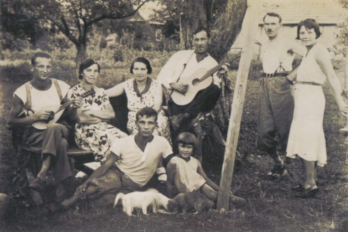 Rodzina Foltów w 1930 roku: Od lewej u góry: Kazimierz Folta, Marianna Folta (Nawrocka), Ludwika Folta (Barut), Józef Folta, Jan Barut, Julia Folta (Cebula). U dołu: Ludwik Folta, Czesława Barut (Urbańska).