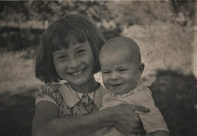 Basia trzyma na rękach moją mamę Bogusławę – Odrzykoń, 12 września 1942