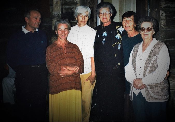 Od lewej: wujek Janek, ciocia Marianna, mama Bogusława, Gloria Heller, czyli Basia, ciocia Zosia i ciocia Danusia. Odrzykoń, 28 sierpnia 1999.