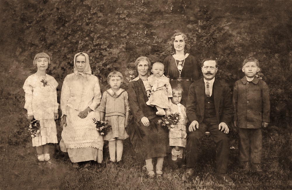Barbara Myszkowska (druga od lewej) z córką Zofią, zięciem Józefem i wnukami