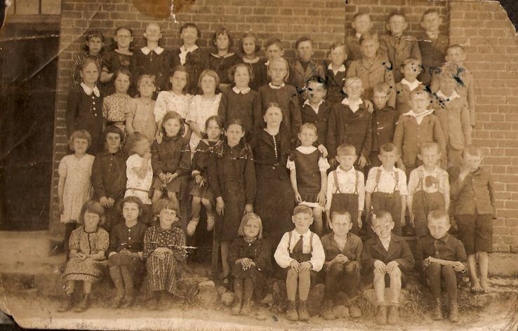 Drugie zdjęcie również przedstawia dzieci ze szkoły w Srebrnikach, jednak pochodzi z roku szkolnego 1938/1939. Na zdjęciu znajduje się moja babcia i 2 siostry mojego dziadka. Niestety po wybuchu wojny, moja babcia nie mogła kontynuować nauki, co na zawsze odbiło się na jej wykształceniu, fot. J. Nowak
