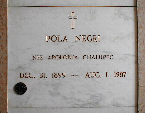Nagrobek Poli Negri na FindAGrave.com (data urodzenia 31 grudnia 1899 przy czym Wikipedia podaje 3 stycznia 1897)