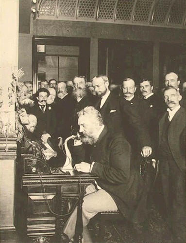 Alexander Bell wykonuje pierwsze  połączenie telefoniczne z Nowego Jorku do Chicago, w roku 1892 roku. fot. Wikipedia