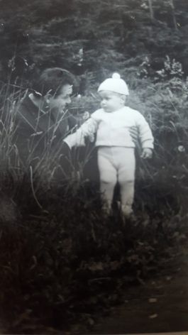 “2 zdjecie ja Jerzy Michalski z ojcem Antonim w roku 1964”