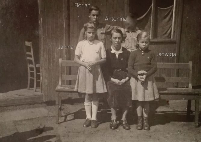 Antonina Łozińska z dziećmi