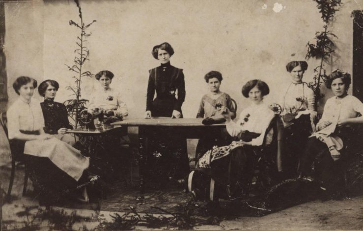 Zdjęcie mojej babci Franciszki (pierwsza z lewej), zrobione podczas zajęć na pensji około 1905 roku, fot. M. Szczepaniak