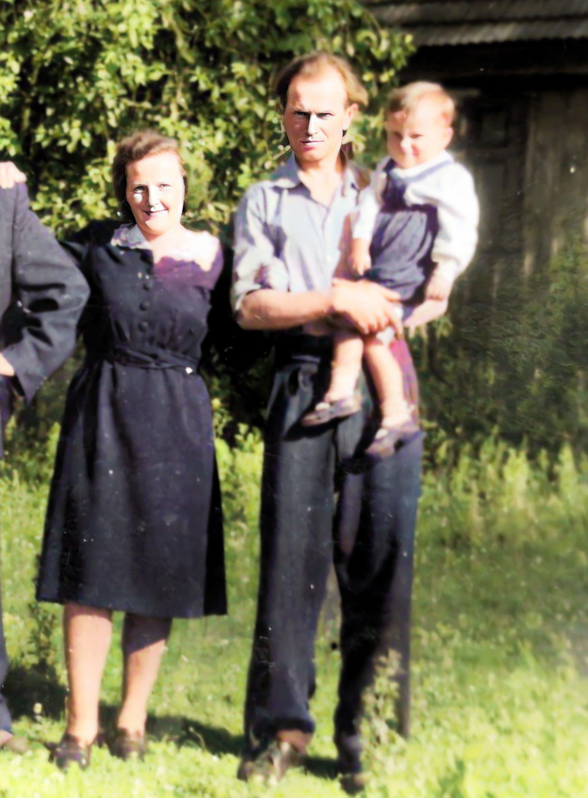 Zofia Fierek zd. Kędzierska ze swoim mężem Stanisławem Fierek oraz ich trzecim z sześciorga dzieci – Romanem Fierek (zdjęcie pokolorowane i ulepszone na MyHeritage)