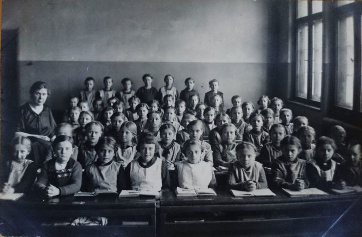 Zdjęcie klasowe mojej babci (urodzona w 1914r), Zrobione w latach dwudziestych ub. wieku w Bytomiu Bobrku, Babcia- trzecia z lewej, trzeci rząd od tyłu, fot. Obrosow