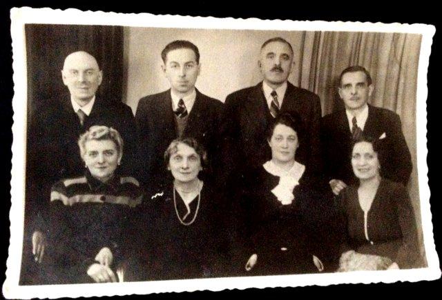 Fot. 2. Źródło: Archiwum rodziny Romana Pflanc (Woźniak), od lewej Stanisław i Zofia Dróbeccy, Jerzy Mroczkowski z matką Anną Mroczkowską z d. Pflanz, Henryk Pflanc z żoną Antoniną i Roman Pflanc z żoną Anną