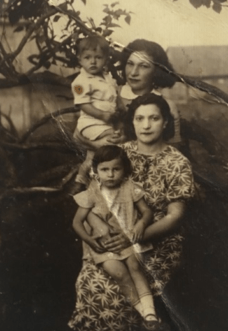 Siostra mojej babci, Libke Chwojnik (ubrana w sukienkę ze wzorem), z dziećmi Miriam i Chaim, którzy zmarli. Jej siostra Leah Chwojnik (u góry po prawej) przyjechała do Izraela z pomocą doktora Chwojnika i została uratowana.