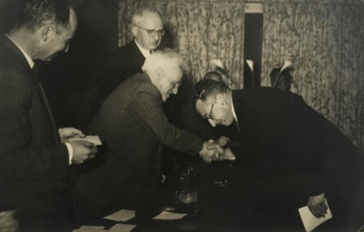 Dr Menachem Chwojnik kłania się Davidowi Gurionowi, pierwszemu premierowi Izraela, po zwycięstwie w szachach Izraela w 1951 roku.