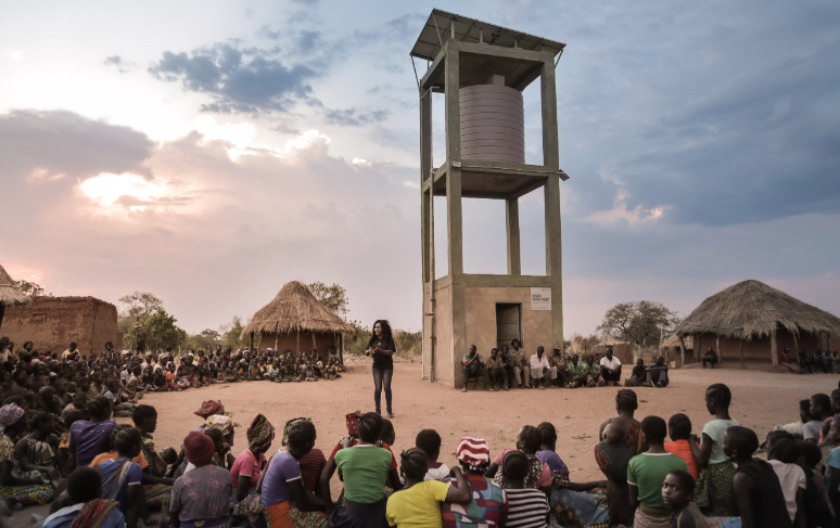 Kobiety z wioski Chisulo w Zambii kiedyś budziły się o 3:00 rano i przemierzały ponad 8 kilometrów, aby dotrzeć do źródła wody. Dziś mają solarny system pompowania wody, który zapewnia wodę ich społeczności. (kliknij, aby powiększyć)