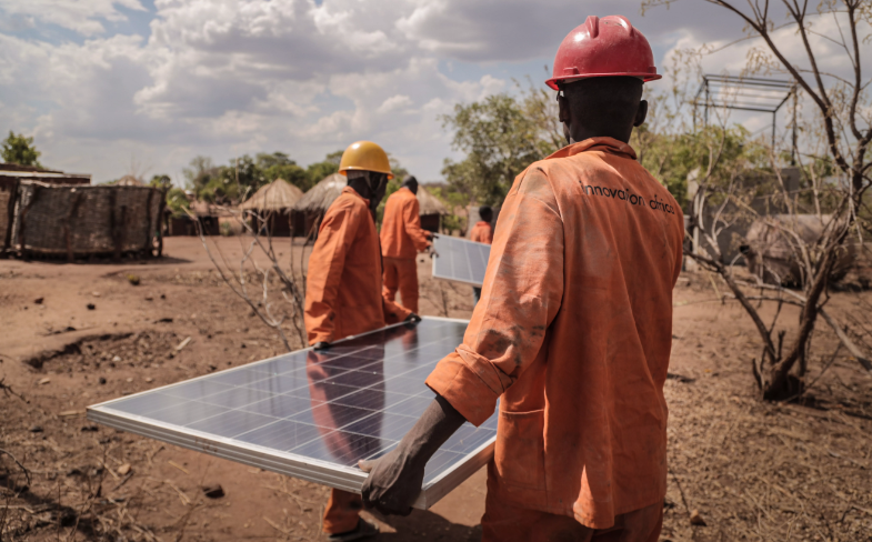 Instalacja solarnego systemu pompowania wody w wiosce w Zambii (kliknij, aby powiększyć)