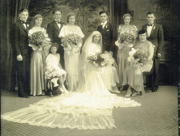 Ślub Stelli i Thomasa (rodziców Joann), siedząca pani po prawej stronie to Mary – była ich świadkową i nie wiedzieli, że Thomas jest z nią spokrewniony, dopóki nie odkryła tego Joann po ich śmierci. Rok 1933, USA.