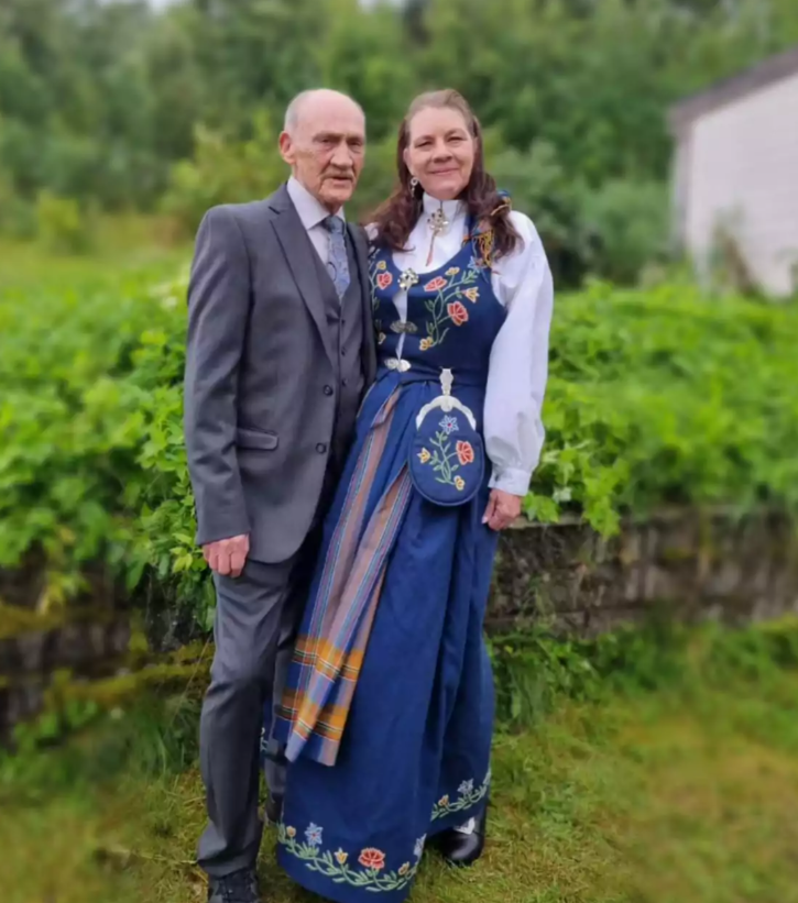 Patty ubrana w tradycyjny norweski bunad z ojcem