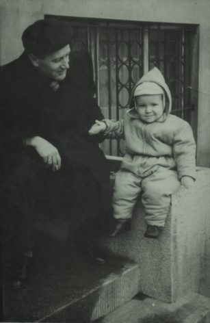 “Na zdjęciu jestem ze swoim ojcem. Wykonane zostało w 1954 roku.<br srcset=