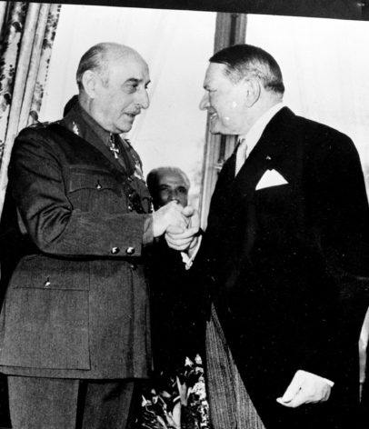 Od lewej, premier Grecji i marszałek polowy Alexandros Papagos, z Rene Coty, nowo wybranym prezydentem Francji, styczeń 1954 r. [National Archives and Records Administration].