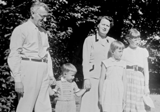 Inge i Britta Bergenek z trójką dzieci na początku lat 50.