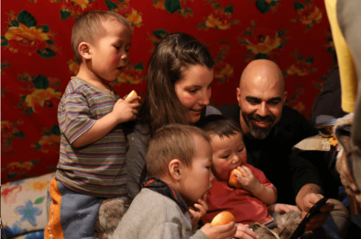 Członkowie zespołu MyHeritage Shachar i Golan dzielą się chwilą z dziećmi Nieńców.