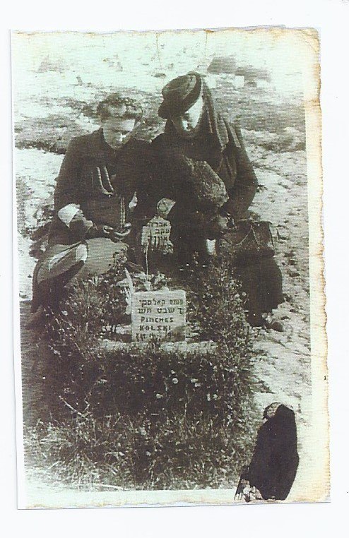 Rachel i Mirka stoją nad grobem Pinchasa Piwko, pradziadka Piny i Marysi, który zginął w getcie warszawskim.