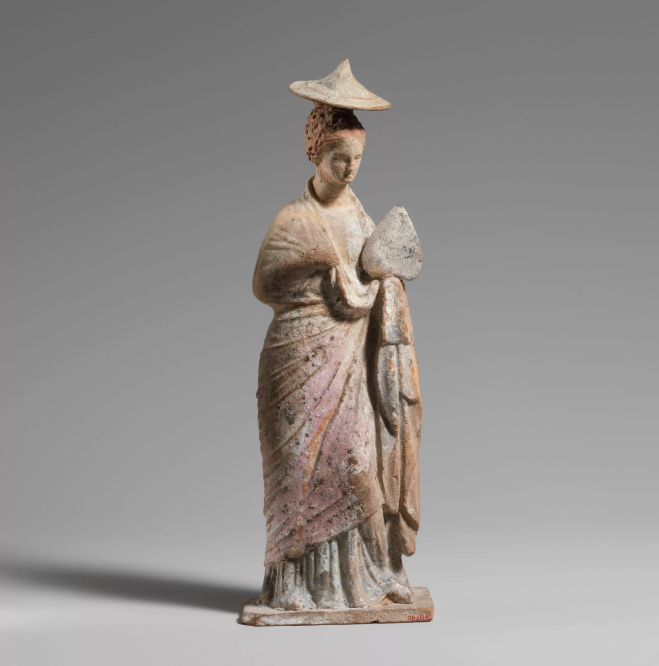 Terakotowa statuetka kobiety z Grecji z III wieku p.n.e., z niektórymi oryginalnymi różowymi, egipskimi niebieskimi i czerwonymi barwnikami wciąż widocznymi (Źródło: Metropolitan Museum of Art)