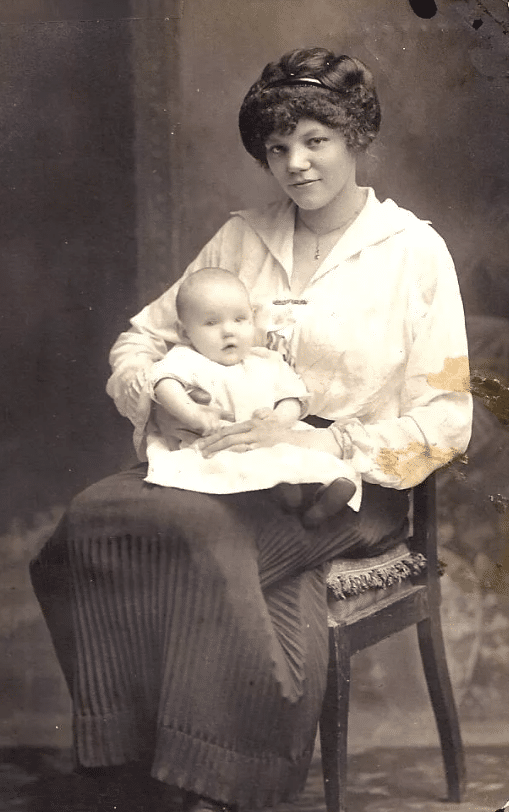 Babcia Jessiki Stanmeyer, Sanie, jako niemowlę, na rękach matki Sanie, Florence