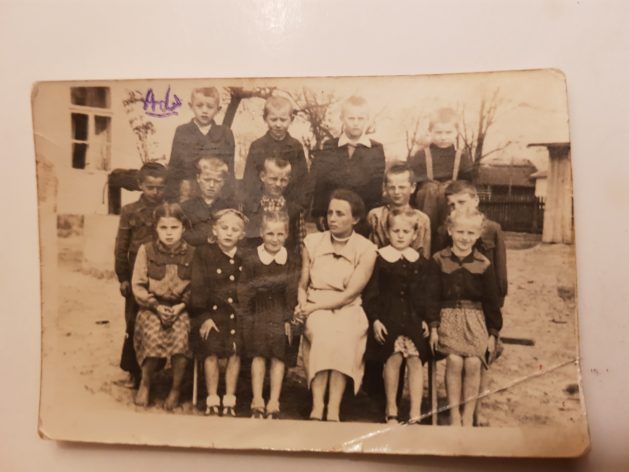 Zdjęcie wykonane w miejscowości Kosin, rok 1954, po lewej ręce nauczycielki siedI moja mama Rajmunda Małgorzata Ćwik (po mężu Szymborska), fot. M. Szymborski