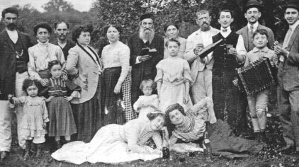 Jedno zdjęcie i tak wiele odkryć: Dzięki Smart Matches™ na MyHeritage zidentyfikowałam 16 osób na zdjęciu rodzinnym z 1908 r.