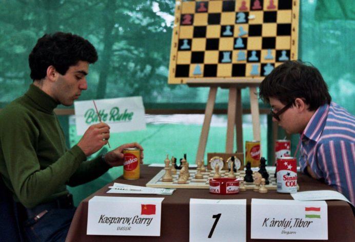 Od lewej, Garry Kasparov z Tiborem Karolyi, na Mistrzostwach Świata w Szachach Juniorów 1980 w Dortmundzie [Kredyt: Gerhard Hund]
