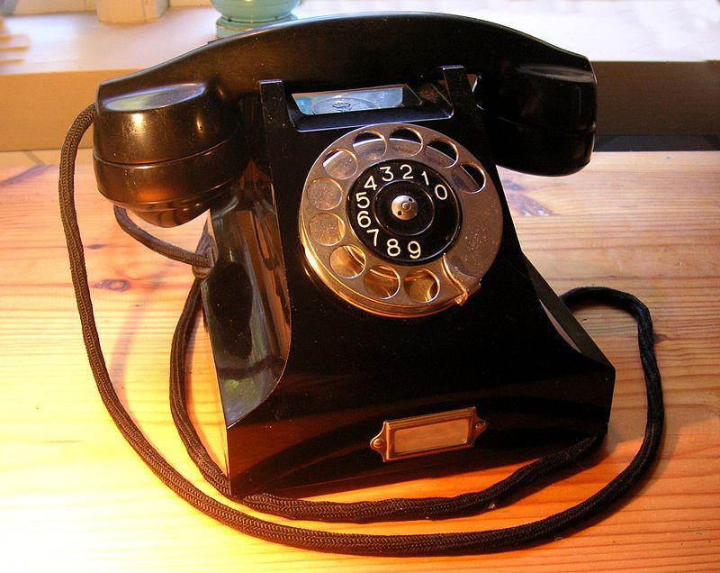 Telefon z bakelitu z tarczą numerową, firmy Ericsson z 1931.