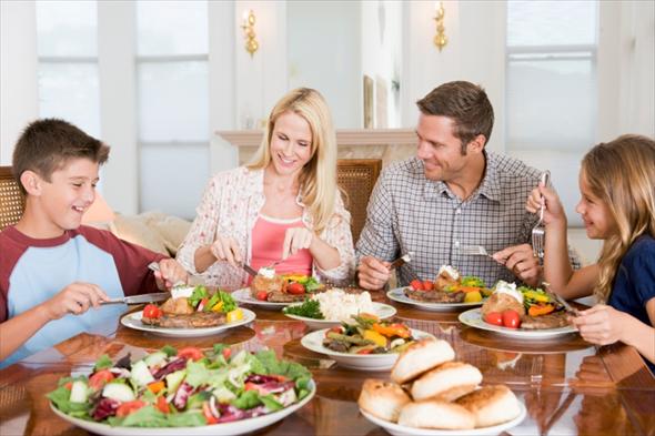 Rodzina: Wspólne posiłki budują więzi rodzinne