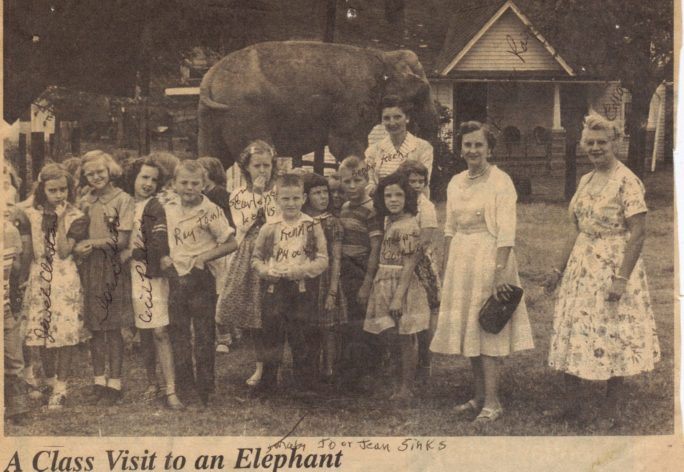 Hrabstwo Houston, klasa TN odwiedza cyrk i słonie.