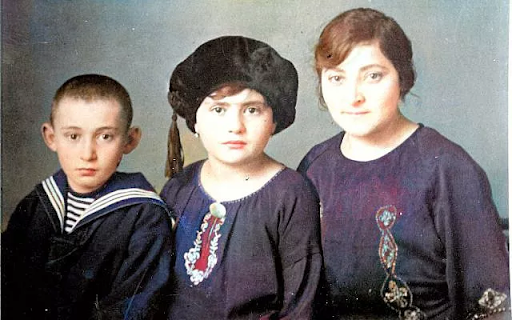 Moja babcia (w środku) z ciotką i bratem. Zdjęcie prawdopodobnie wykonane na Ukrainie ok. 1919 r.