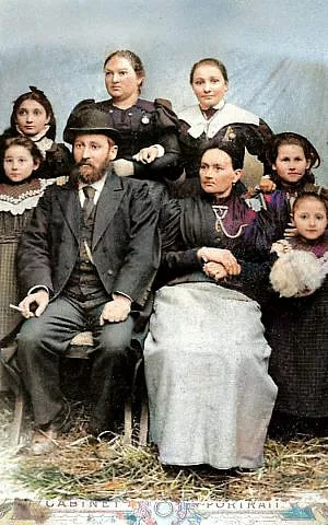 Moses i Esther Garrenbloom w otoczeniu swoich dzieci, od lewej do prawej: Luba, Sirella, Masha, Sarah, Braina i Sonia. Zwróć uwagę na złoty zegarek, który nosi Esther