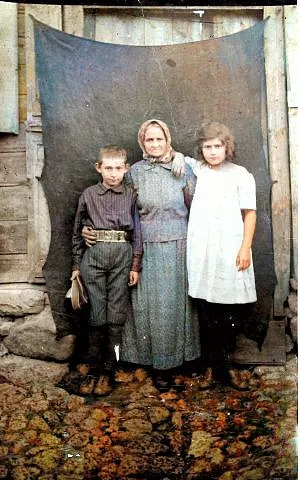Esther Garrenbloom z wnukiem Moshe (Morris) i wnuczką Brochą (zdjęcie wykonane na Ukrainie, ok. 1919 r.)