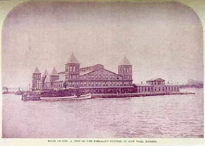 Pierwsza Stacja Imigracyjna na Ellis Island, zbudowana w 1892 roku i zniszczona w 1897 roku (domena publiczna)