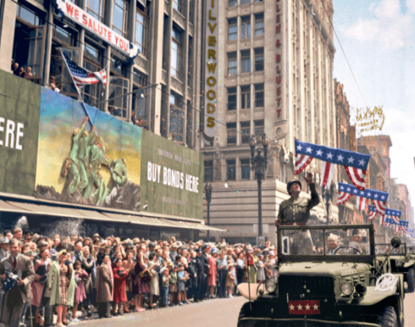 General George S. Patton, witany przez tłumy w Los Angeles, podczas wizyty 9 czerwca, 1945 roku (Fot. National Archives and Records Administration)